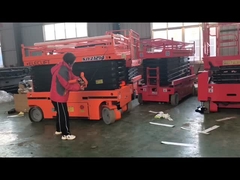 電気駆動 12 メートル 自走シザリリフト 2.27m X 1.12m プラットフォームサイズ